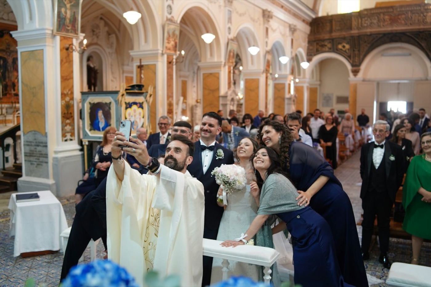Ο ιερέας βγάζει selfie με το ζευγάρι στην εκκλησία